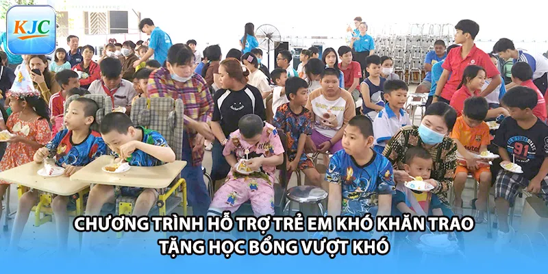 Chương trình hỗ trợ trẻ em khó khăn trao tặng học bổng vượt khó 