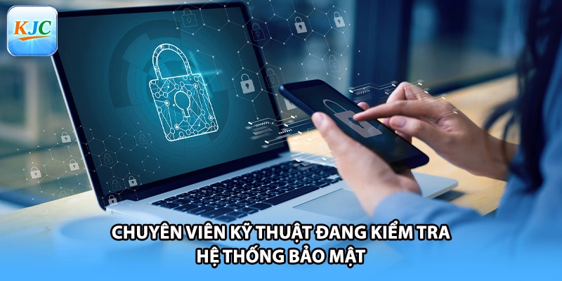 Chuyên viên kỹ thuật đang kiểm tra hệ thống bảo mật
