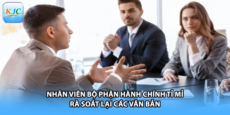 Nhân viên bộ phận hành chính tỉ mỉ rà soát lại các văn bản